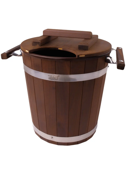 Opărnic Tesli 20 L din lemn termotratat, cu inserție din plastic și capac.